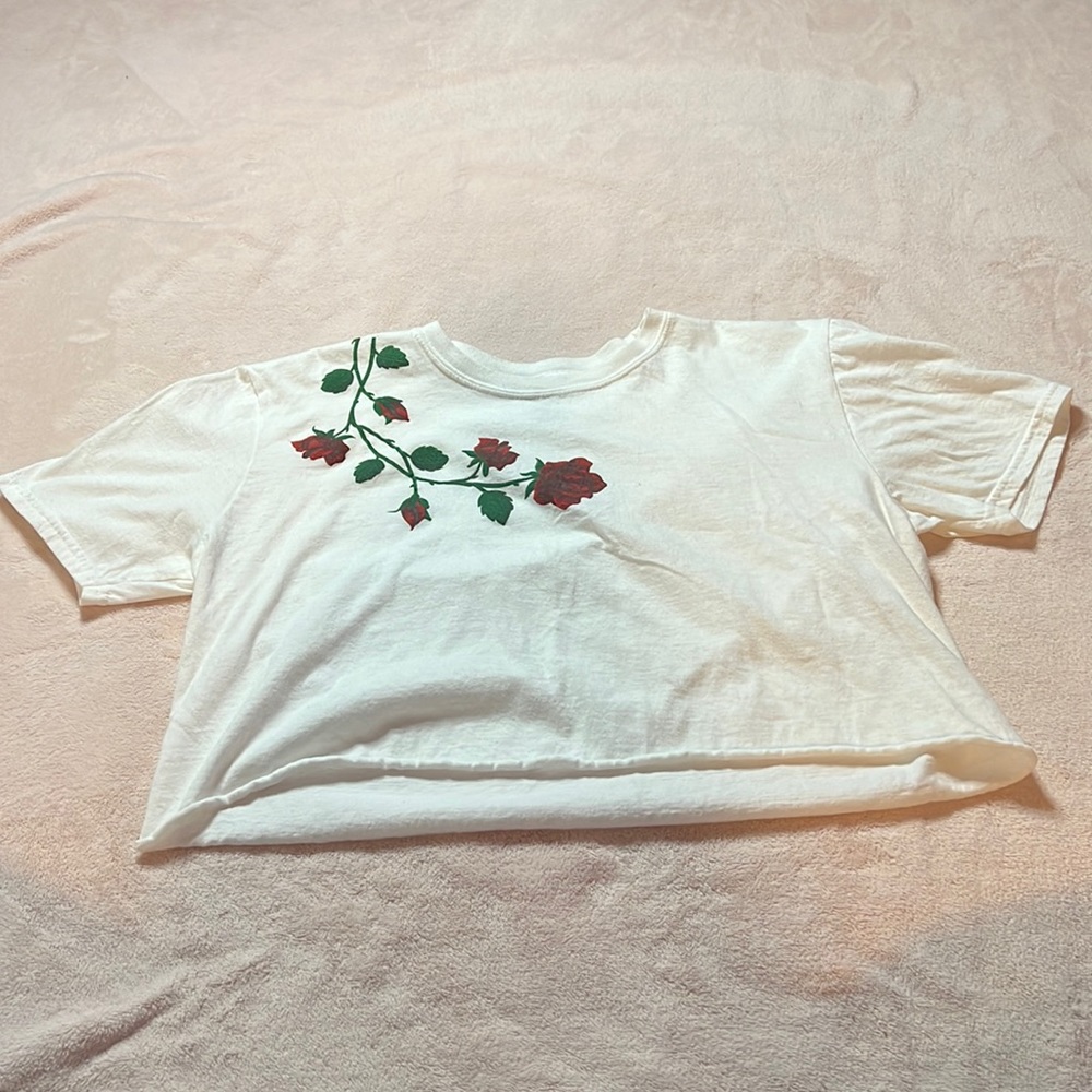 White T-shirt, short sleeve crop top with roses